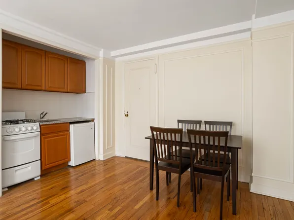 155 East 49th Street 10C image 2 of 7