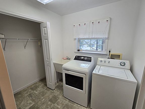 4th image of 208 Amblewood Way