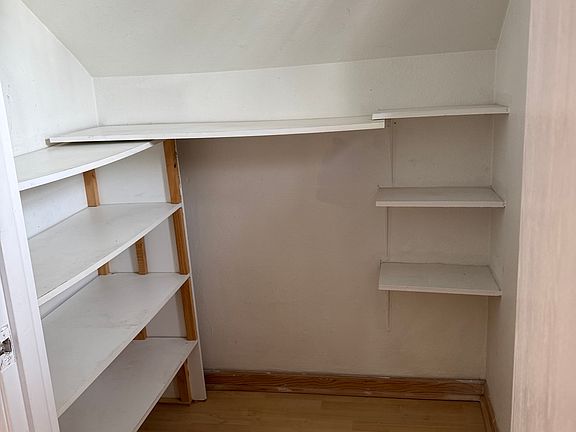 Walk-in pantry (off kitchen)