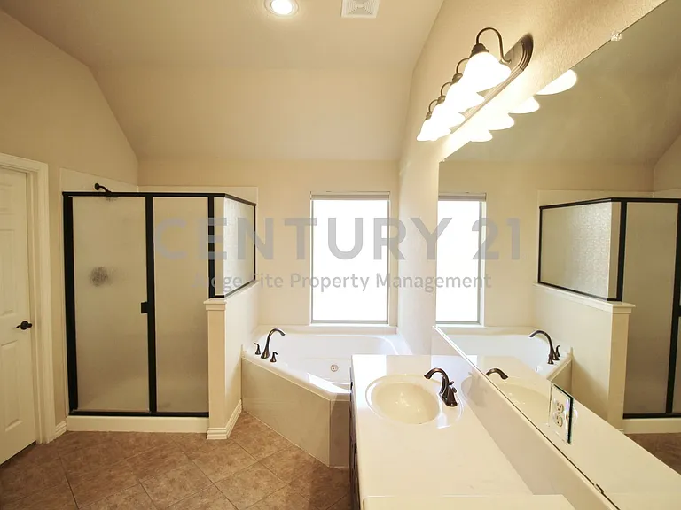 2610 Tall Meadows Dr — Photo 17