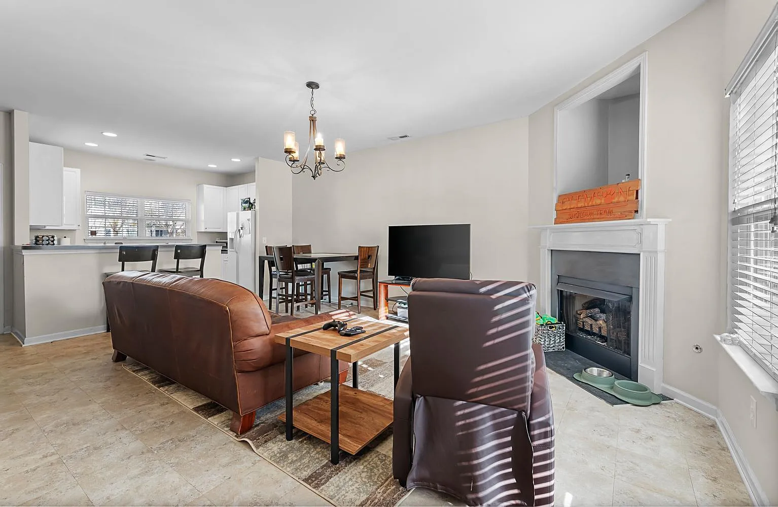 2 bed, 2.5 bath, 1248 sqft, $2,100 — Photo 3