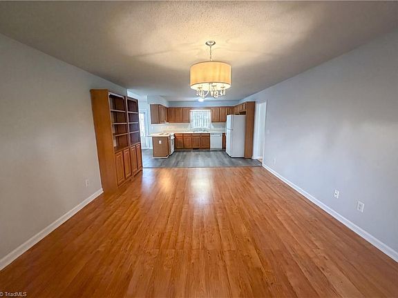 3rd image of 1911 Meadow Green Dr