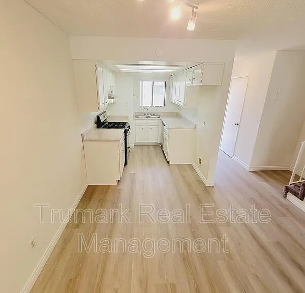 553 E Orange Grove Ave #D — Photo 3