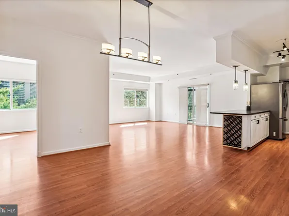 1211 S Eads St APT 202, Arlington, VA 22202