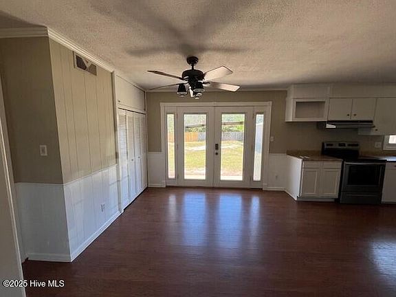 5th image of 421 Robert E Lee Dr