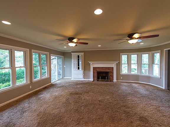 4th image of 105 Mountain Court Dr