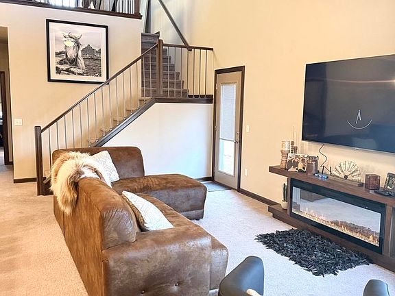 3rd image of 115 E Ivy Rd