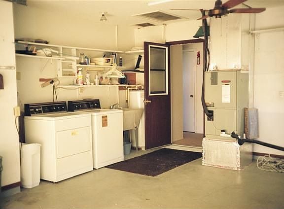 Garage w/laudry tub