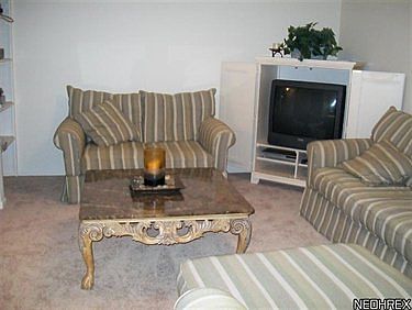 5th image of 662 Cherry Valley Dr