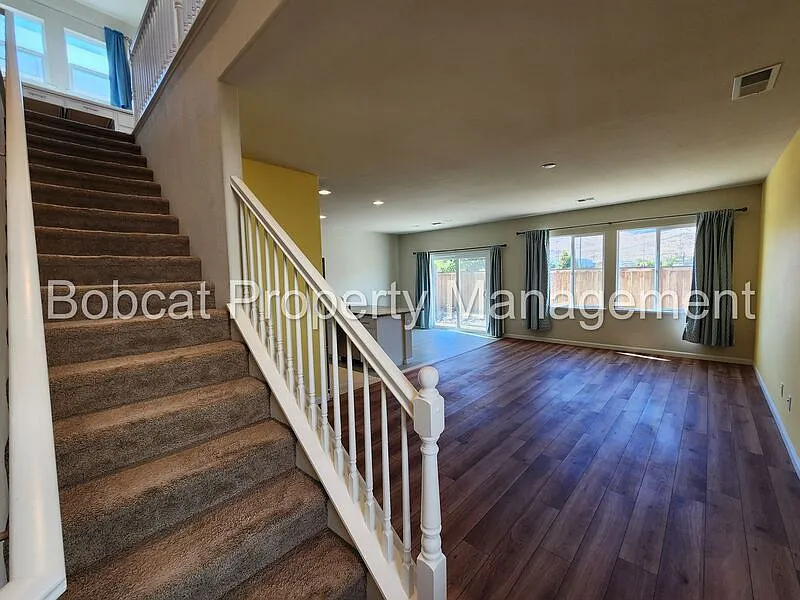 3 bed, 2.5 bath, 1710 sqft, $2,853 — Photo 4