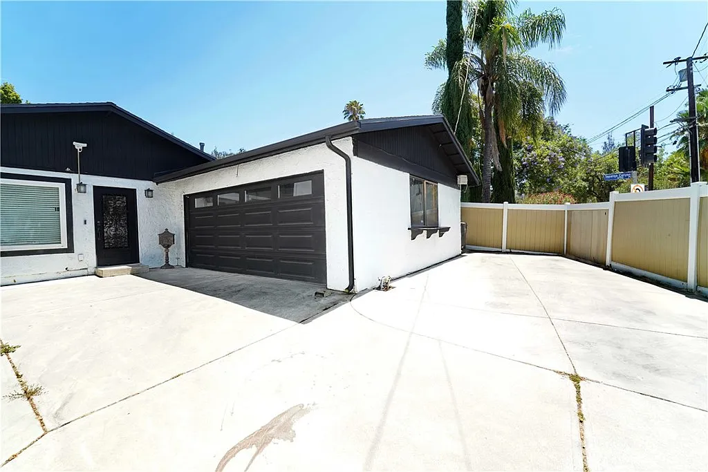 3 bed, 1133 sqft, $3,950 — Photo 1