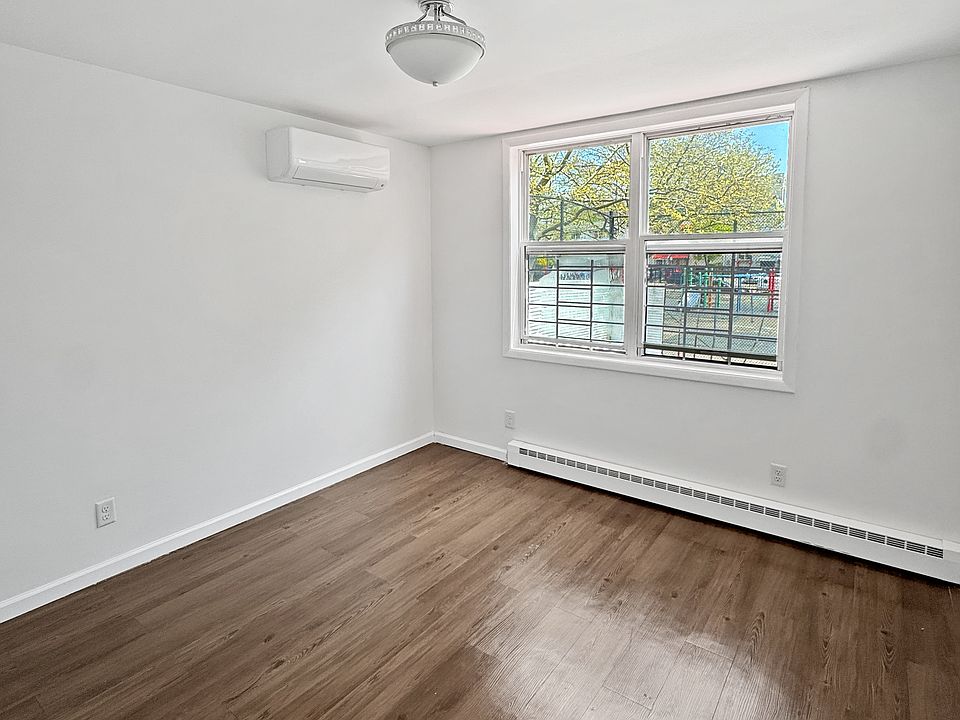 MASTER BEDROOM (UN-STAGED)