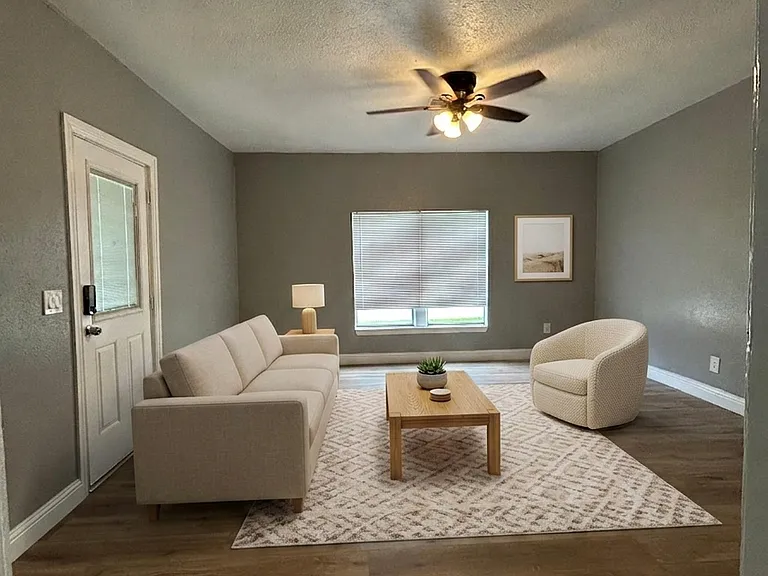 426 N Clements St — Photo 2