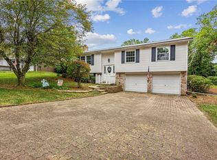320 Hopi Dr, Greensburg, PA 15601