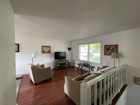 2nd image of 861 N Chandler Dr