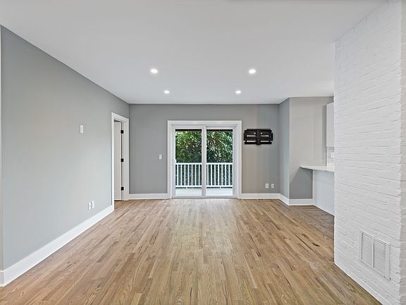 4th image of 301 Bruce Park Ave #B