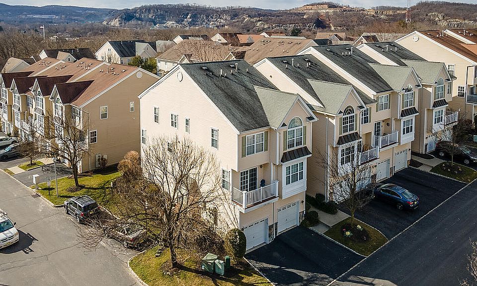 1st image of 122 Mountainside Dr #122