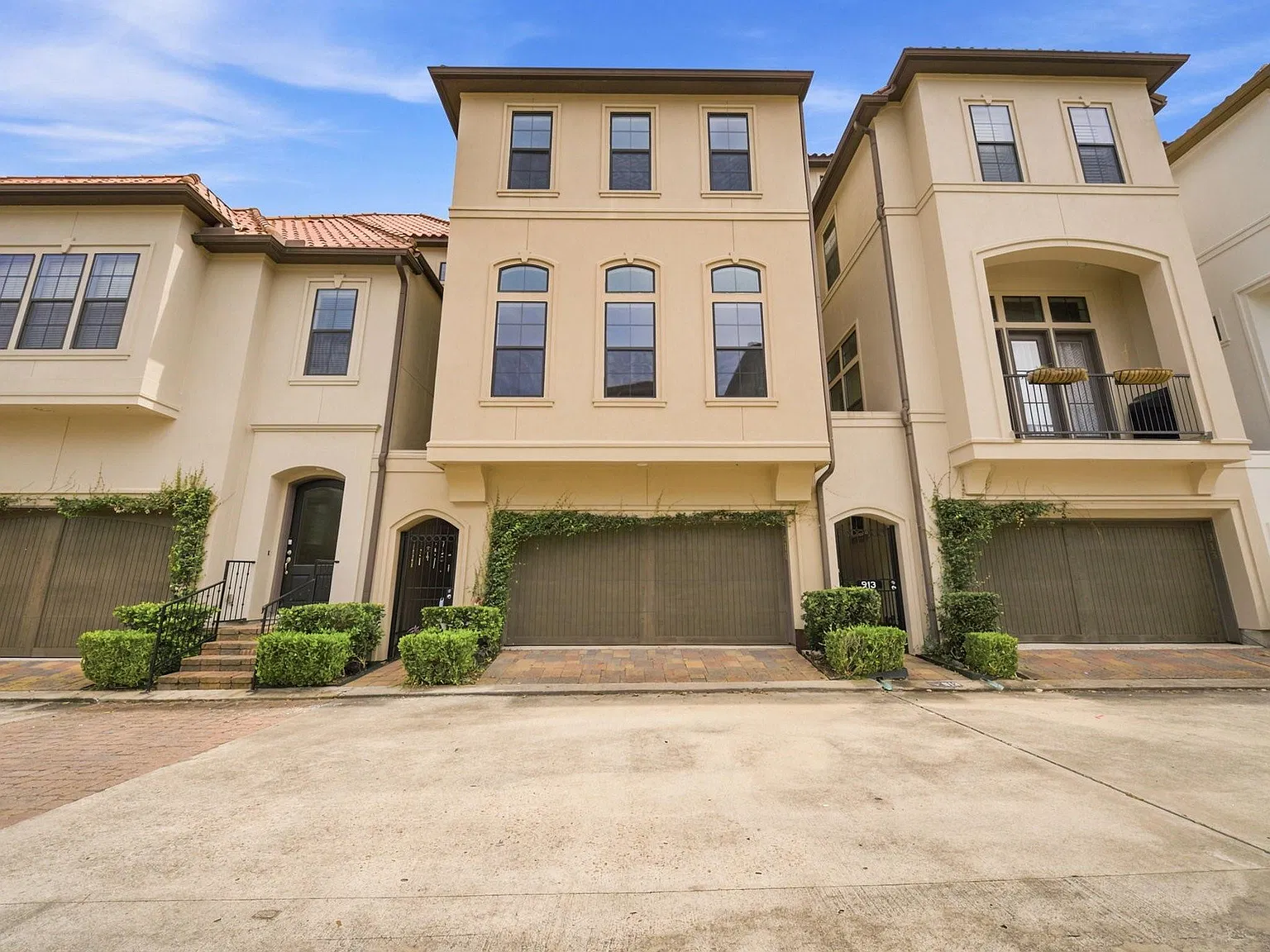 4 bed, 4.5 bath, 3150 sqft, $4,500 — Photo 2