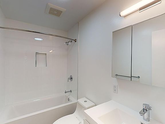 Bathroom with a toilet, sink and bathtub