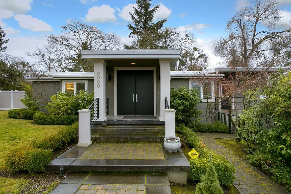 2020 Woodlawn Dr photo 1