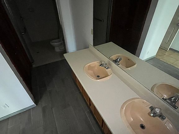 4th image of 421 Palm Valley Cir