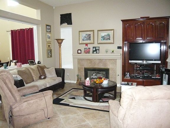 Family Room w/gas fireplace