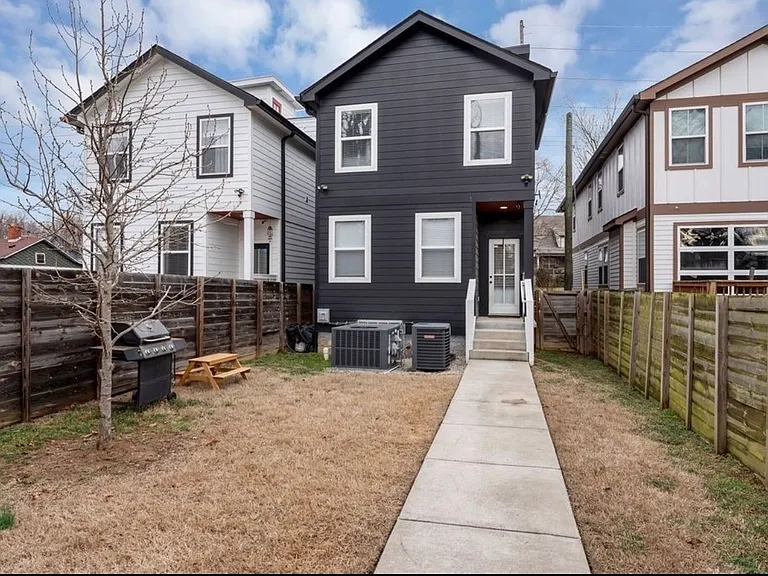 1813 Delta Ave — Photo 2