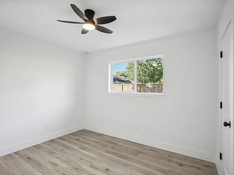 11615 Henley Dr — Photo 22