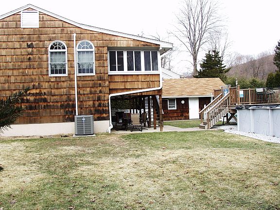 House view from side.  Alot more house than the modest front implies!