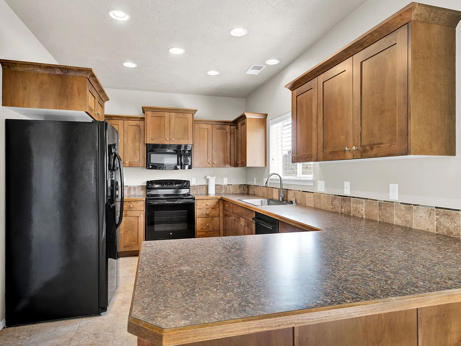 4 bed, 2321 sqft, $2,449 — Photo 4
