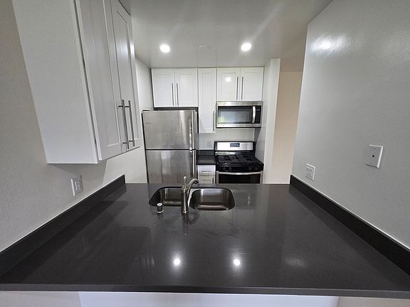 4th image of 531 S Berendo St #308