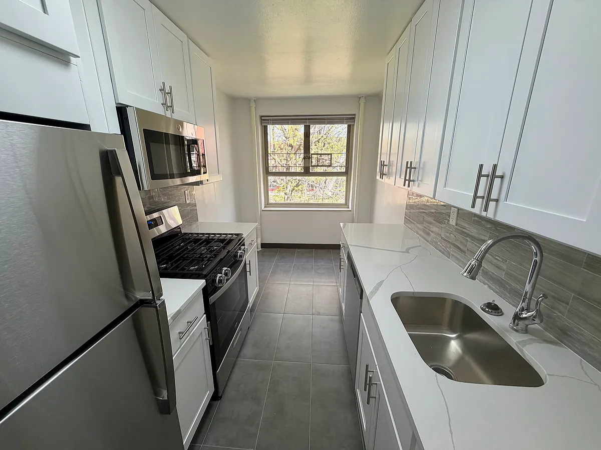 Building Photo - 71st Cres