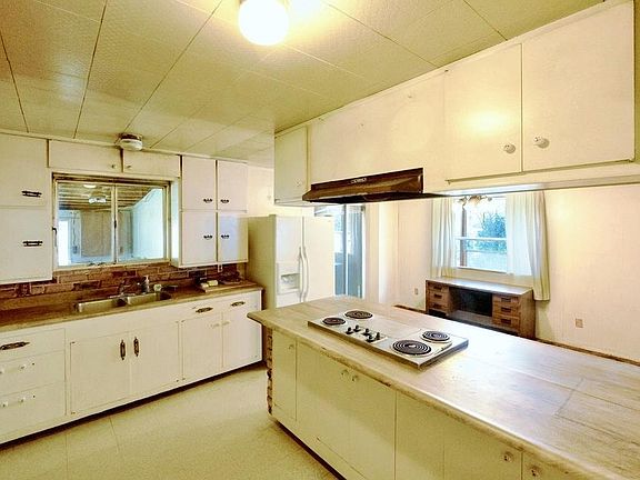 4th image of 2864 Hillcrest Dr
