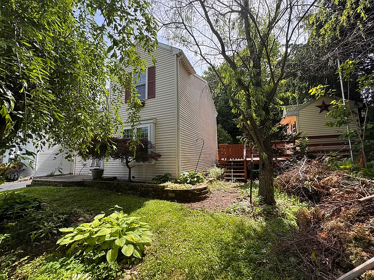 1739 Wendy Ln — Photo 2