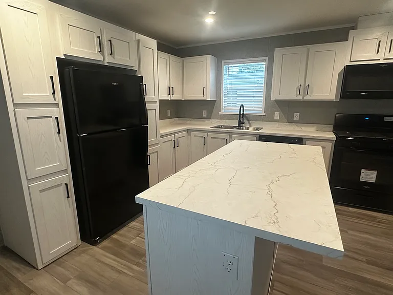 738 Waltham Dr — Photo 2