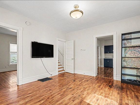 2nd image of 816 Innes St NE