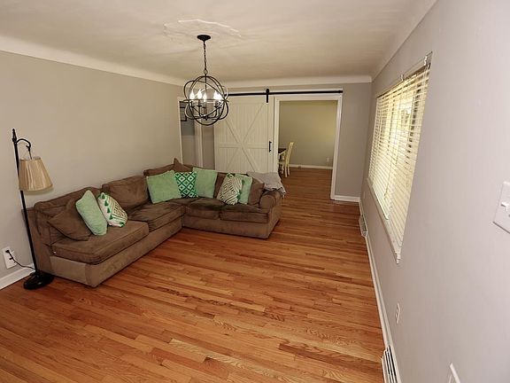 3rd image of 565 Saint Bernard Dr
