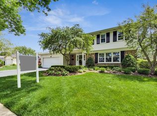 1525 W Canterbury Ct, Arlington Heights, IL 60004
