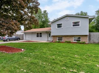 583 Redwood Rd, Bolingbrook, IL 60440