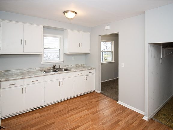 4th image of 26930 Farringdon Ave