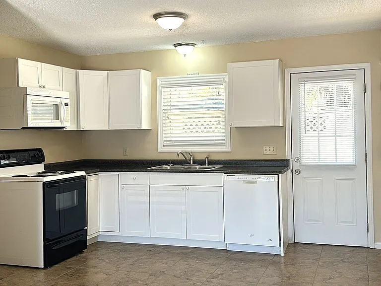 835A Ellen St — Photo 7