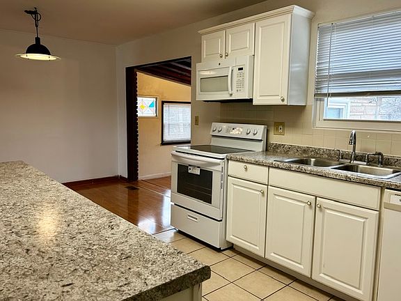 4th image of 1002 Dawn Valley Dr