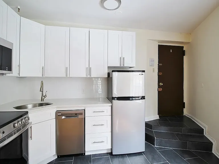 159 W 4th St #1 — Photo 2
