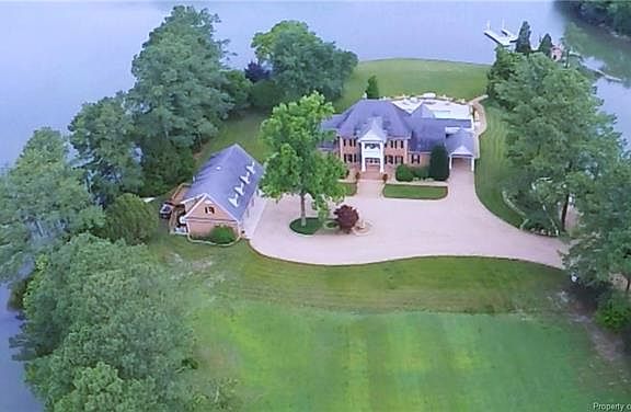 2nd image of 589 Blue Water Dr