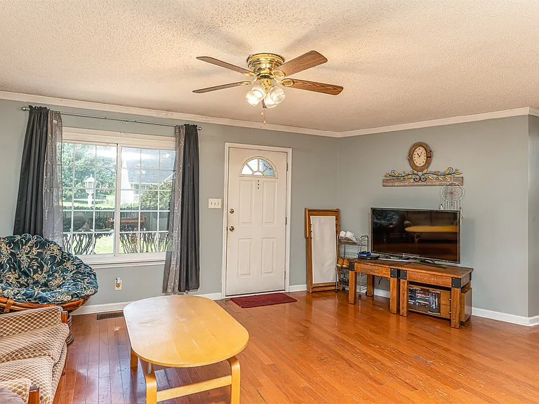 702 Artic Ave — Photo 9