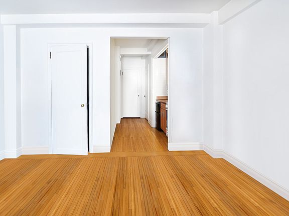 4th image of 457 W 57th St #704