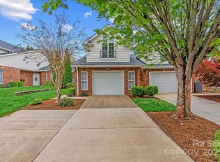 52 Lake Pointe Cir, Hendersonville, NC 28792