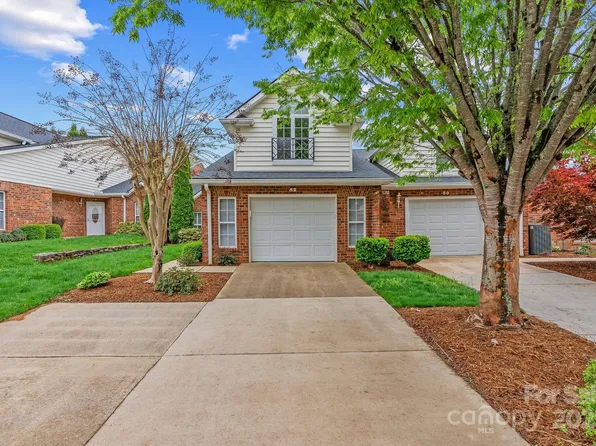 52 Lake Pointe Cir, Hendersonville, NC 28792