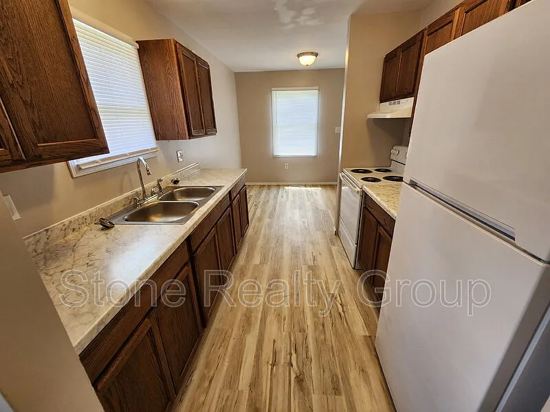 3 bed, 1.0 bath, $995 — Photo 3
