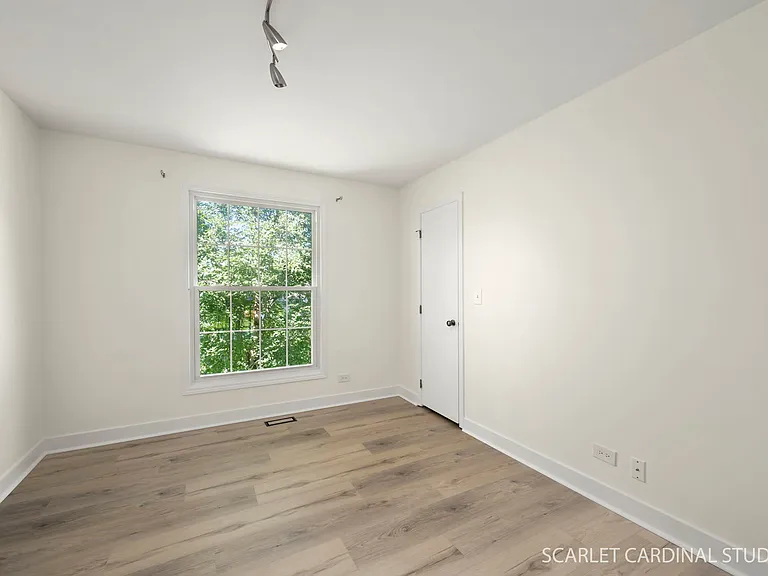 315 Newport Ln — Photo 14